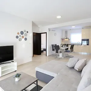 Lisac Apartment Vir